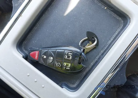 2014 Chrysler Town & Country Touring z USA, uszkodzony, nr VIN 2C4RC1BG8ER295845